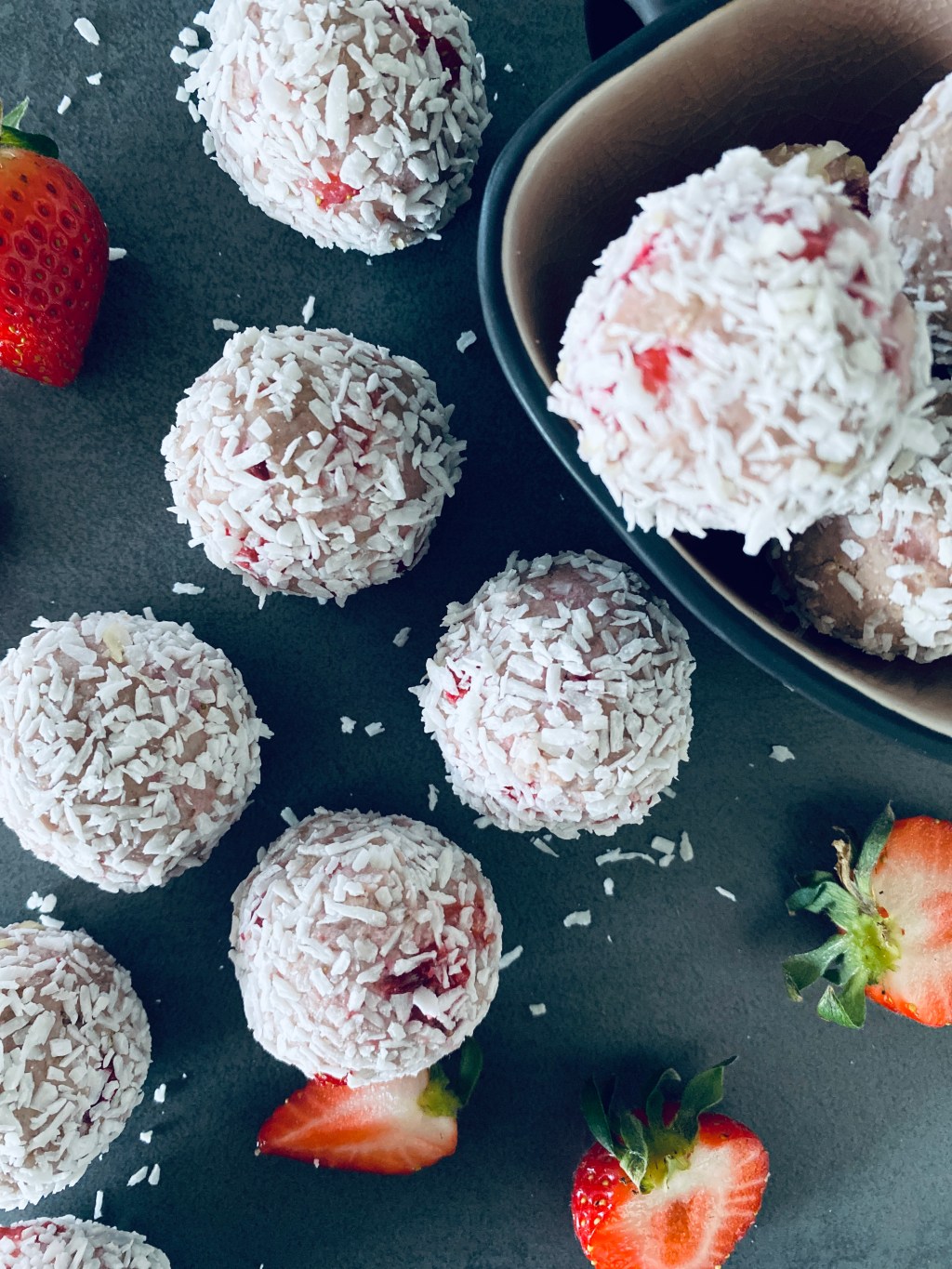 STRAWBERRY ENERGY BALLS