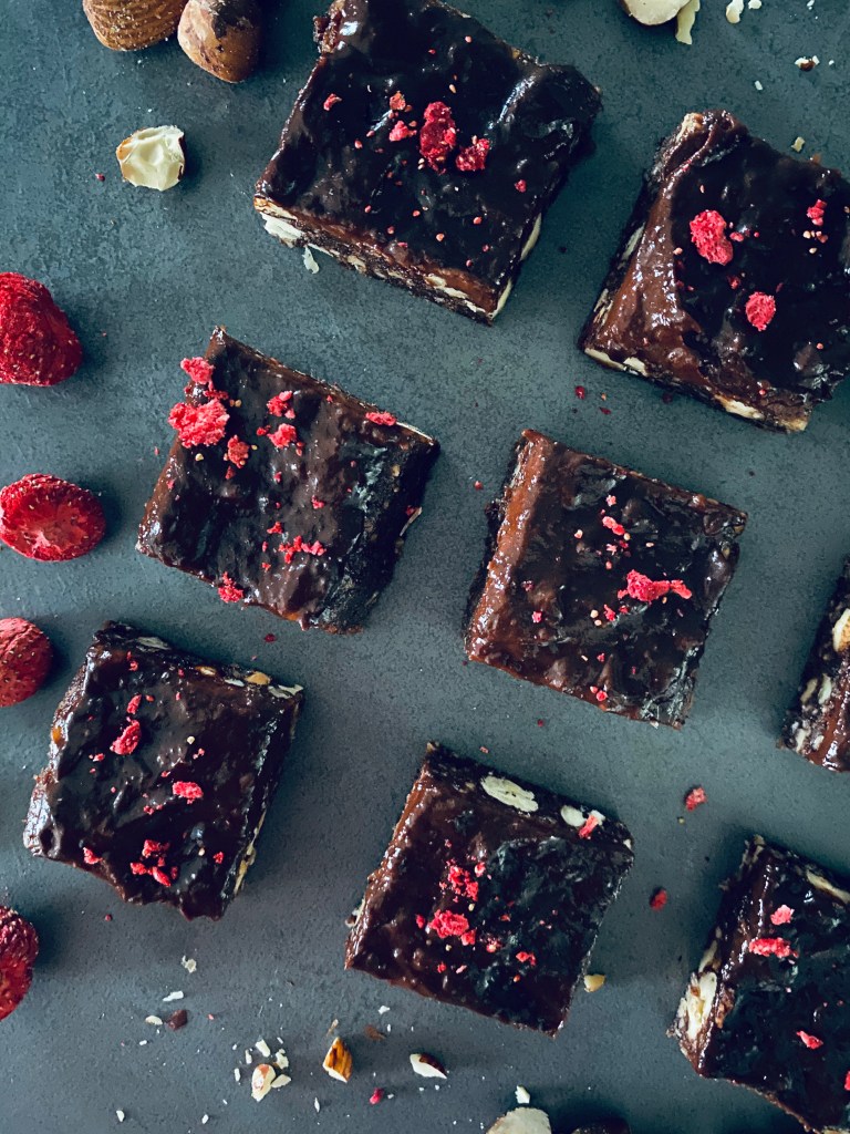 No-bake Brownies with Chocolate Sauce 